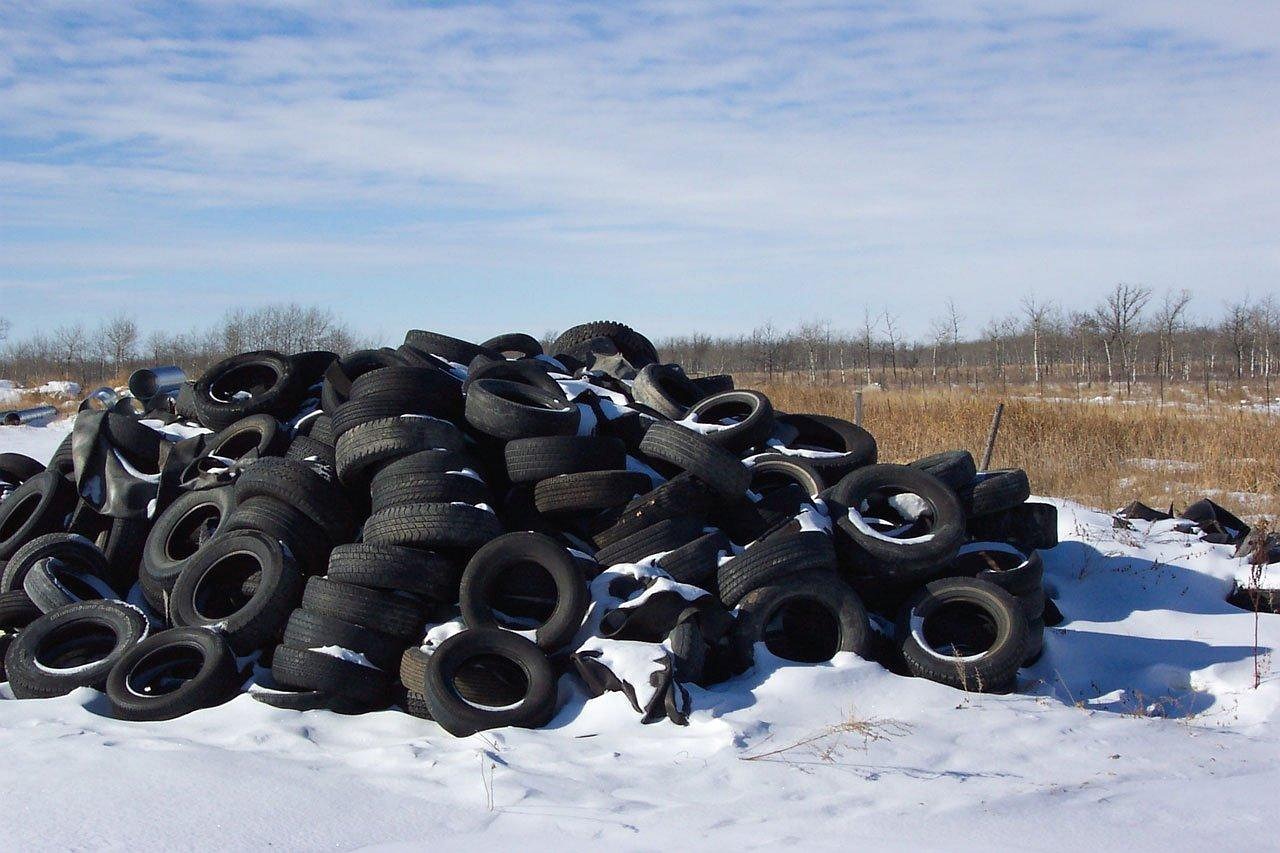 Dépôt sauvage de déchets abandonnés en bordure de chemin